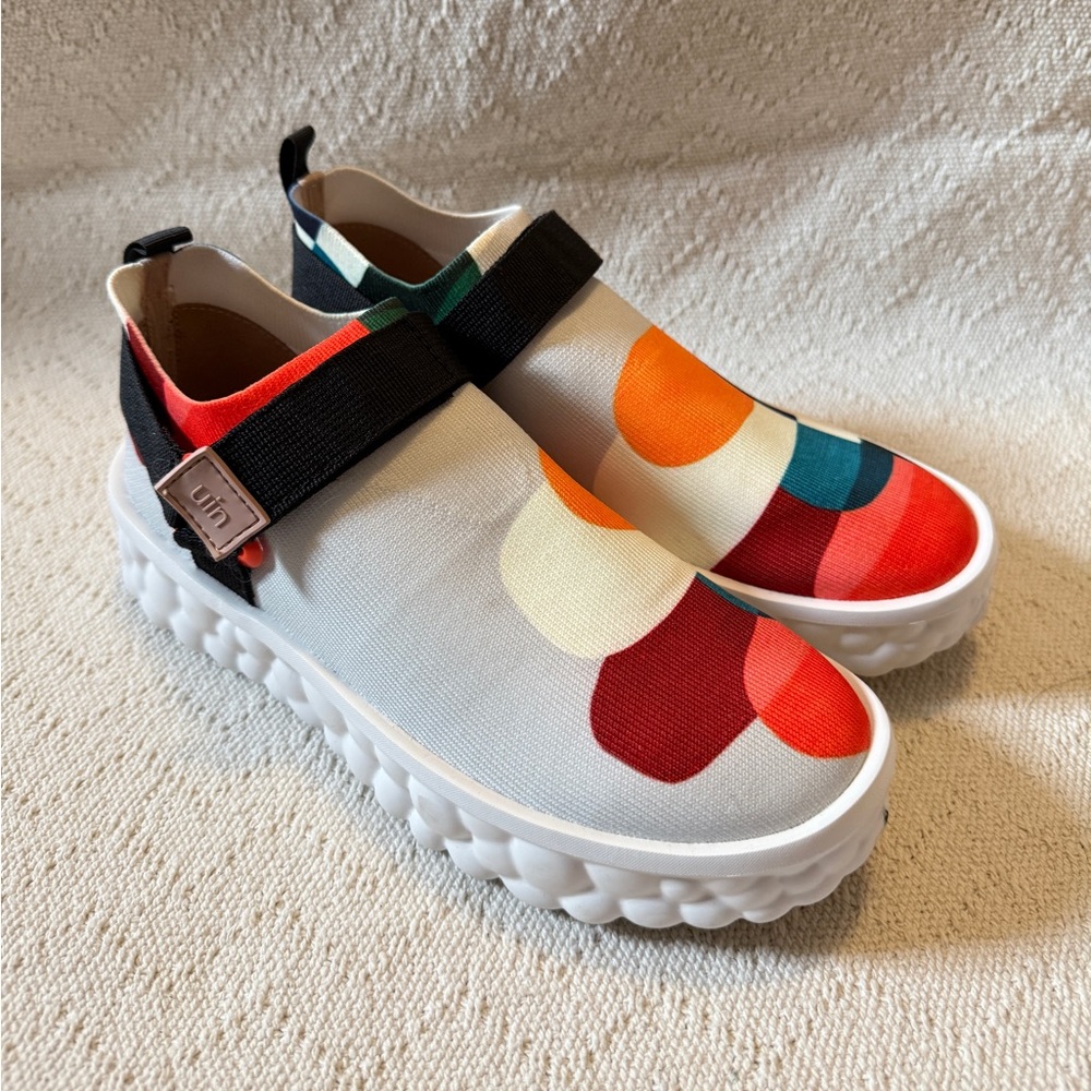 UIN Sneakers